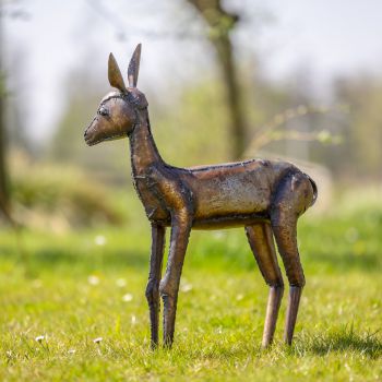 Metalen tuinbeeld van een hert, gemaakt door een Afrikaanse kunstenaar. 